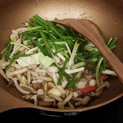 วิธีทำ เห็ดชิเมจิผัดน้ำมันหอย 🍄 วิธีทำ เห็ดชิเมจิผัดน้ำมันหอย 🍄