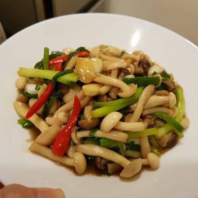 วิธีทำ เห็ดชิเมจิผัดน้ำมันหอย 🍄 วิธีทำ เห็ดชิเมจิผัดน้ำมันหอย 🍄
