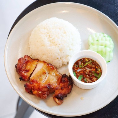 ข้าวญี่ปุ่น + ไก่ย่างน้ำจิ้มแจ่ว