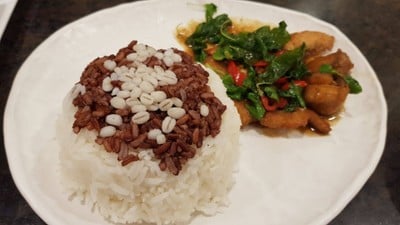 ข้าวราดปลาช่อนกะเพรากรอบ