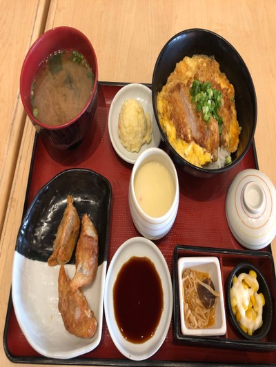 ข้าวหมูคัตสึ เกี๊ยวซ่า เซ็ท