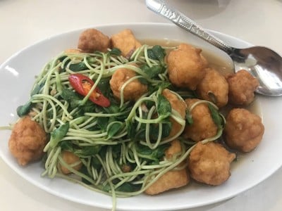 ยอดอ่อนทานตะวันผัดลูกชิ้นกุ้งเต้าหู้ไข่