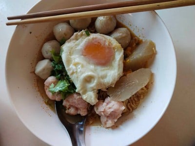 มาม่าต้มยำหมูเด้งลูกชิ้นไข่ลวก