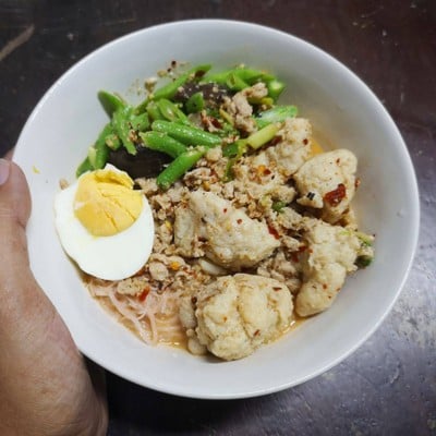 เส้นหมี่ข้าวกล้องต้มยำ