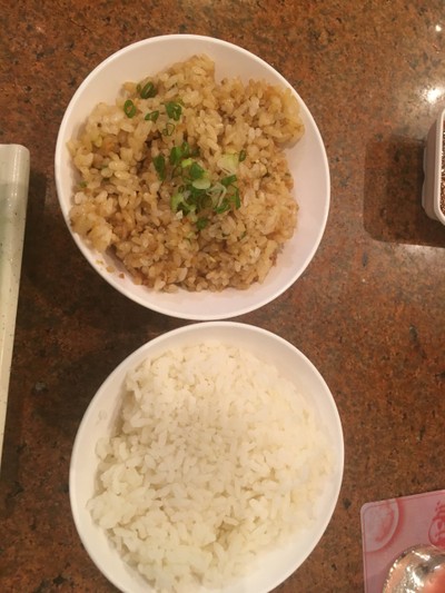 ข้าวกระเทียมกับข้าวญี่ปุ่น