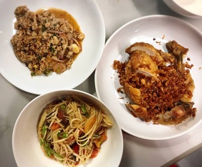 เมนูของร้าน ไก่ทอดเจ๊กี ส้มตำโปโล ลุมพินี