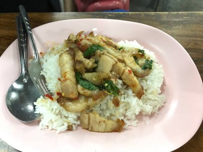 ผัดกระเพราหมูกรอบ