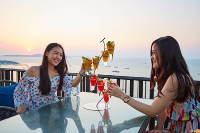 Horizon Rooftop Restaurant & Bar, Hilton Pattaya (ห้องอาหารและบาร์ฮอไรซัน) Horizon Rooftop Restaurant & Bar, Hilton Pattaya (ห้องอาหารและบาร์ฮอไรซัน)
