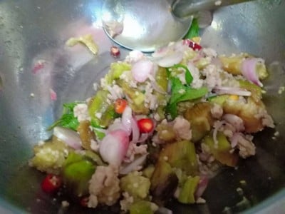 วิธีทำ ยำมะเขือยาวหมูสับ