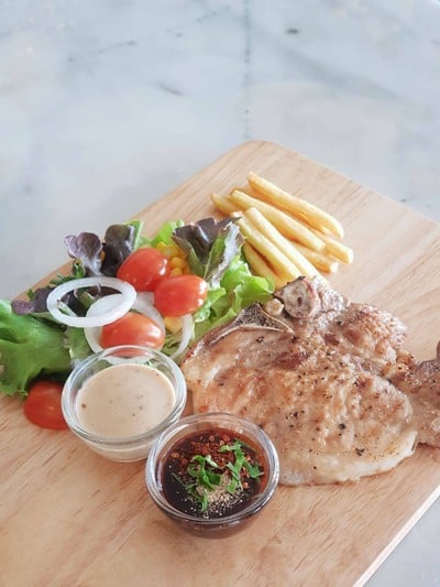 สเต็กหมูจิ้มแจ่วสลัดญี่ปุ่น