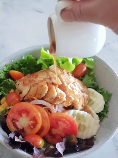 สลัดอกไก่ย่างน้ำสลัดซีอิ๊วญี่ปุ่น