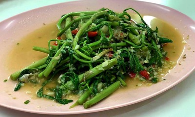 ผัดผักกระเฉดไฟแดง