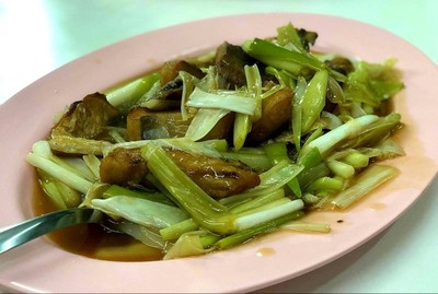 ปลาจาระเม็ดทอดผัดต้นกระเทียม