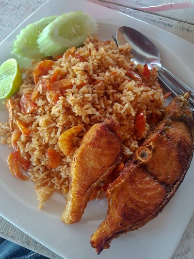 ข้าวผัดน้ำพริกกุ้งเสียบ+ปลากะพงทอด