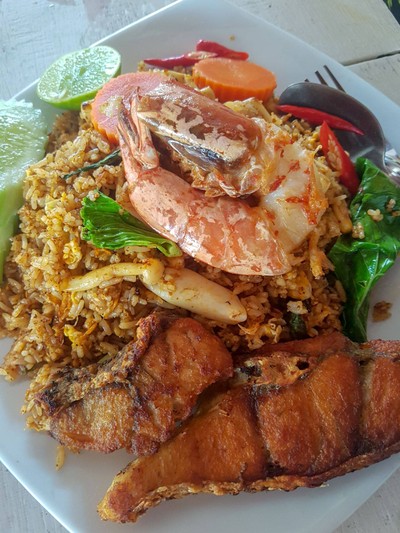 ข้าวผัดต้มยำทะเล+ปลากะพงทอด