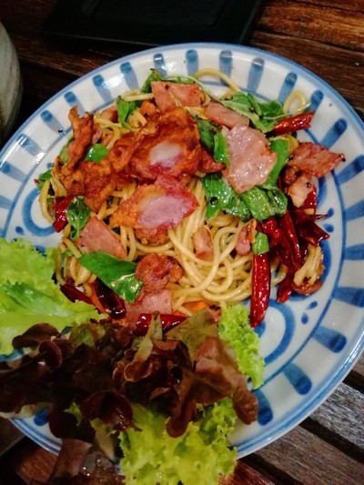 สปาเก็ตตี้ผัดขี้เมาพริกแห้งเบค่อน