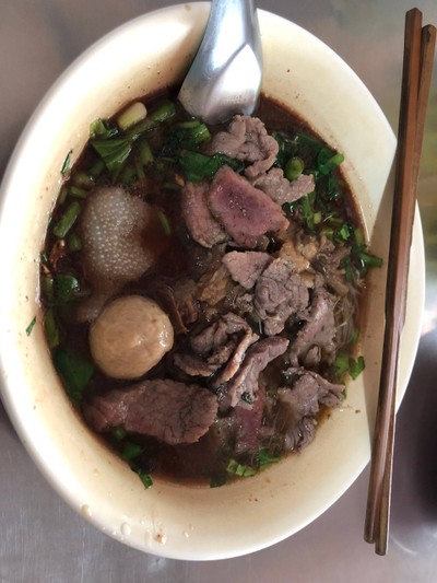 หมี่น้ำตกรวมทุกอย่าง