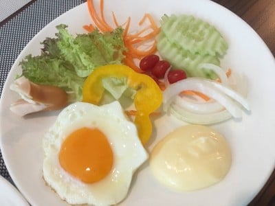 วิธีทำ ขนมปังสลัดผัก ไข่ดาว