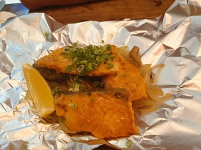 ปลาแซลมอนผัดด้วยเนยและ ซอสถั่วเหลือง