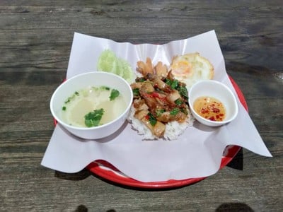 หมูกรอบกะเพรายักษ์