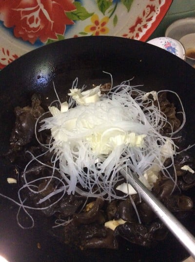 วิธีทำ เห็ดหูหนูผัดวุ้นเส้น วิธีทำ เห็ดหูหนูผัดวุ้นเส้น