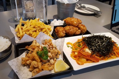 บอนชอนฟรายด์ , ปีกไก่บอนชอน , อุด้งผัดเบคอนและกิมจิซอสไข่กุ้ง , หนวดปลาหมึกยักษ์ทอดกรอบรสกระเทียม