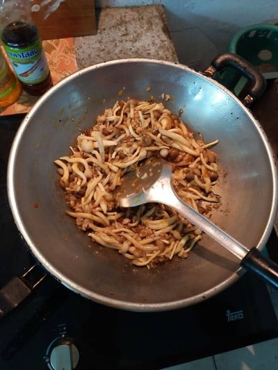 วิธีทำ ผัดดอกกะหล่ำเห็ดขี้เมา