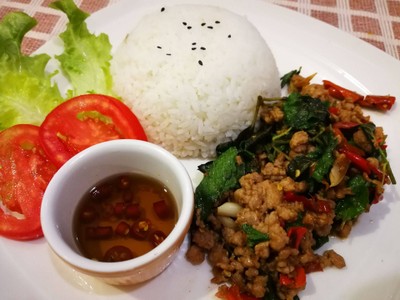ข้าวกะเพราหมูสับสูตรพริกแห้ง