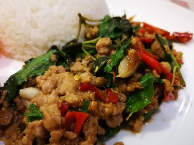 ข้าวกะเพราหมูสับสูตรพริกแห้ง