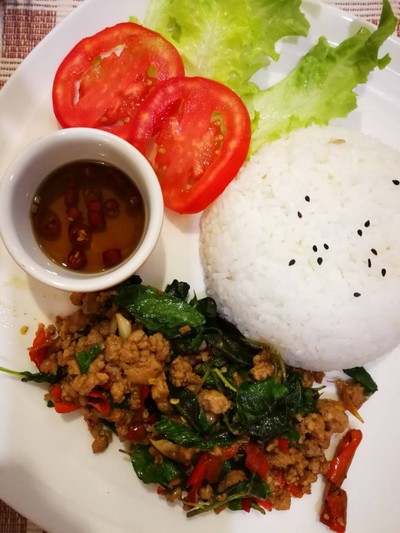 ข้าวกะเพราหมูสับสูตรพริกแห้ง
