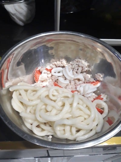 วิธีทำ ยำอูด้งรวมมิตร วิธีทำ ยำอูด้งรวมมิตร
