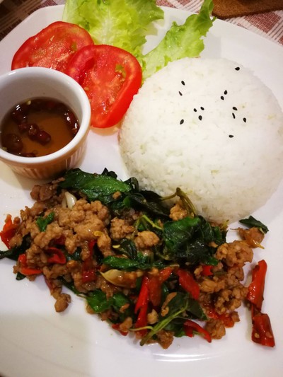 ข้าวกะเพราหมูสับสูตรพริกแห้ง
