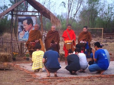 ทำบุญใส่บาตรยามเช้า