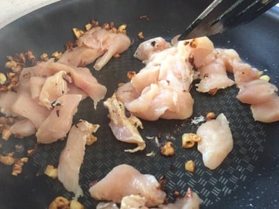 วิธีทำ อกไก่ผัดกระเทียมพริกไทย