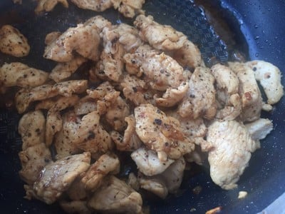 วิธีทำ อกไก่ผัดกระเทียมพริกไทย
