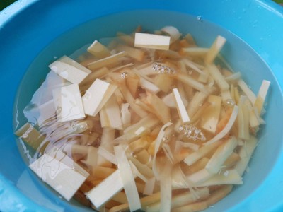 วิธีทำ กระเพราไก่ยอดมะพร้าวอ่อน วิธีทำ กระเพราไก่ยอดมะพร้าวอ่อน