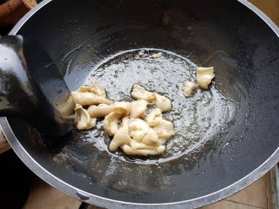 วิธีทำ กระเพราไก่ยอดมะพร้าวอ่อน วิธีทำ กระเพราไก่ยอดมะพร้าวอ่อน