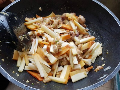 วิธีทำ กระเพราไก่ยอดมะพร้าวอ่อน วิธีทำ กระเพราไก่ยอดมะพร้าวอ่อน