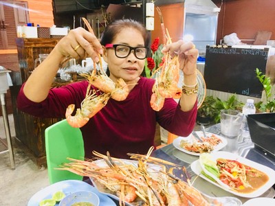 กุ้งเผาเต็ม 2ไม้ 2มือเลยนะ