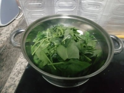 วิธีทำ ต้มจืดปวยเล้งลูกชิ้นปลาใส่ไข่