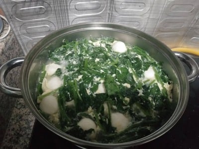 วิธีทำ ต้มจืดปวยเล้งลูกชิ้นปลาใส่ไข่