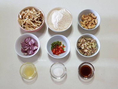 วิธีทำ ยำตะไคร้ เห็ดกรอบ ( มังฯ )