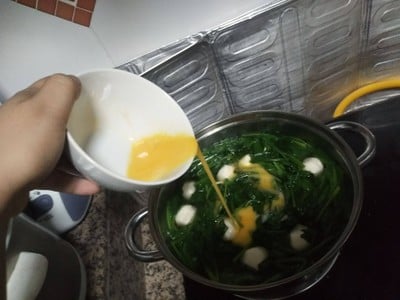 วิธีทำ ต้มจืดปวยเล้งลูกชิ้นปลาใส่ไข่