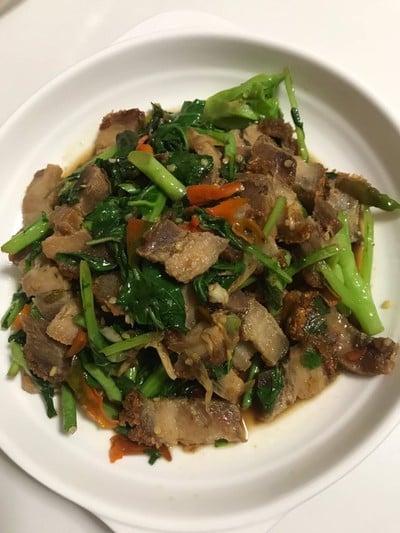 หมูกรอบมั่วผัก