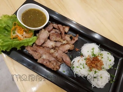 เส้นหมี่หมูย่าง