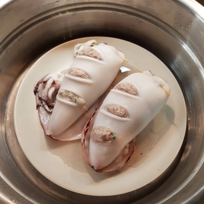 วิธีทำ ปลาหมึกยัดไส้ทอดกระเทียมพริกไทย วิธีทำ ปลาหมึกยัดไส้ทอดกระเทียมพริกไทย