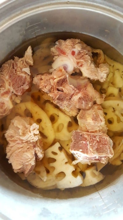 วิธีทำ รากบัวต้มกระดูกหมู วิธีทำ รากบัวต้มกระดูกหมู
