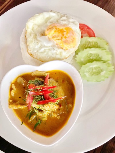 ข้าวแพนงหมูไข่ดาว