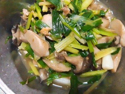 วิธีทำ ผัดต้นหอมและคื่นช่าย