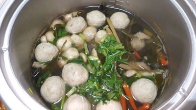 ต้มยำลูกชิ้นหมูน้ำใส